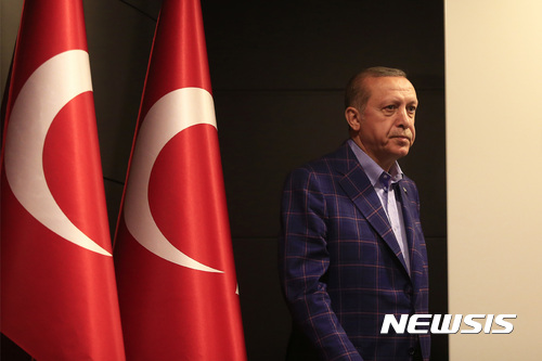 【이스탄불=AP/뉴시스】레제프 타이이프 에르도안 터키 대통령이 16일(현지시간) 이스탄불에서 기자회견을 진행하고 있다. 2017.4.17. 