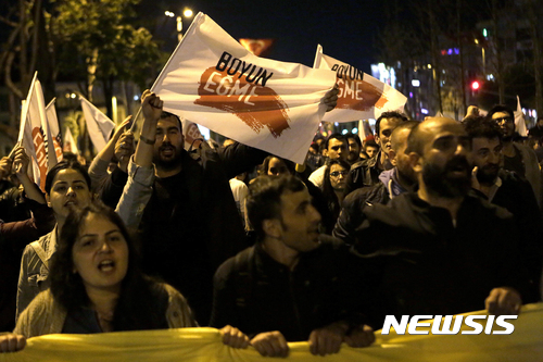 【이스탄불=AP/뉴시스】17일(현지시간) 새벽 터키 이스탄불에서 개헌안 국민투표 결과(가결)에 항의하는 집회가 진행되고 있다. 2017.4.17.