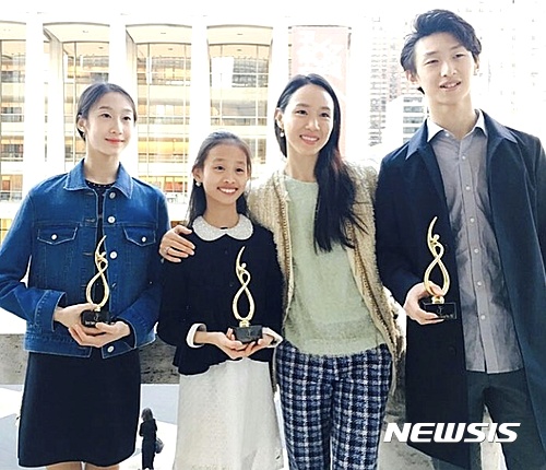 【서울=뉴시스】왼쪽부터 주니어 여자 1위 박한나, 프리주니어 여자 1위 장유진, 서희 ABT 수석무용수, 시니어 남자2위 양준영. '유스아메리카 그랑프리'(YAGP) 뉴욕 본선 입상 한국학생들. (사진 = 서희 인스타그램 캡처). 2017.04.17. photo@newsis.com 