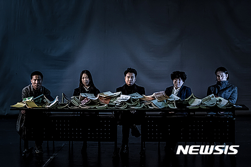 【서울=뉴시스】연극 '가해자 탐구_부록:사과문작성가이드'. (사진 = 남산예술센터 제공). 2017.04.17. photo@newsis.com