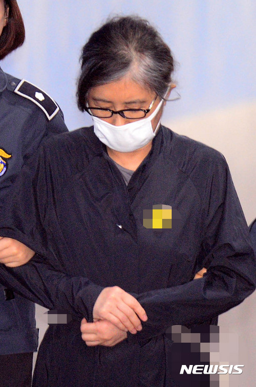 【서울=뉴시스】추상철 기자 = 최순실씨가 17일 오전 서울 서초구 서울중앙지방법원에서 '국정농단 사건' 27차 공판을 받기 위해 호송차서 내려 법정으로 향하고 있다. 2017.04.17.&nbsp; scchoo@newsis.com 
