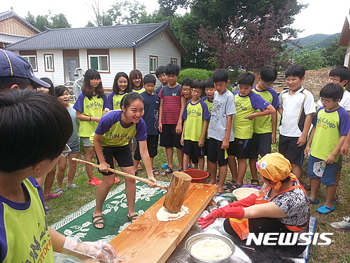【안동=뉴시스】류상현 기자 = 지난해 여름 경북 김천의 한 농장에서 초등학생들이 인절미 만들기 체험을 하고 있는 장면. 경북도가 농촌 체험 및 관광 관련 시설 점검에 나선다. 2018.12.20 (사진=뉴시스 DB) photo@newsis.com