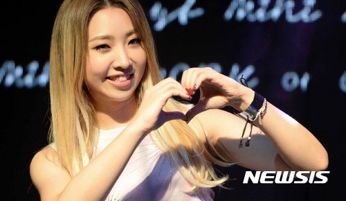 【서울=뉴시스】고범준 기자 = 가수 2NE1 출신의 공민지가 17일 오후 서울 마포구 서교동 메세나폴리스 신한카드 판스퀘어 라이브홀에서 열린 첫 번째 솔로 미니앨범 '민지 워크 01 우노'(MINZY WORK 01 UNO)프레스 쇼케이스에서 포즈를 취하고 있다. 2017.04.17.&nbsp; bjko@newsis.com