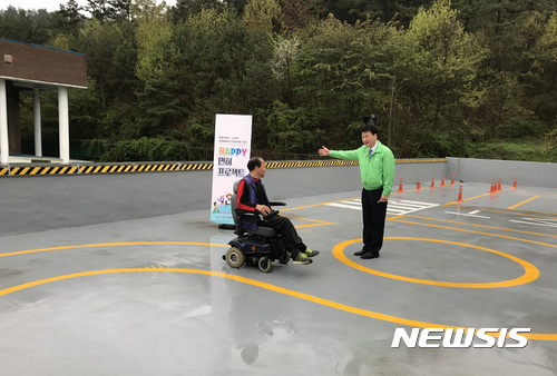 【나주=뉴시스】이창우 기자 = 17일 전남 나주시 소재 전남 장애인종합복지관에서 도로교통공단 전남운전면허시험장이 전동휠체어를 운전하는 중증장애인들을 위해 마련한 교통사고 예방 '해피면허 프로젝트' 운전 교육이 이뤄지고 있다. 2017.04.17 (사진=전남운전면허시험장 제공)&nbsp; lcw@newsis.com 