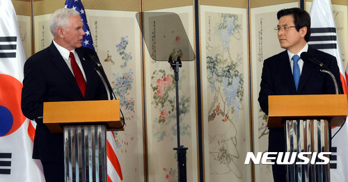 【서울=뉴시스】전진환 기자 = 황교안 대통령 권한대행 국무총리와 펜스 미 부통령이 17일 오후 서울 삼청동 공관에서 한-미 공동발표를 하고 있다. 2017.04.17. photo@newsis.com
