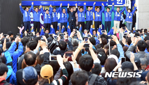 【수원=뉴시스】이정선 기자 = 문재인 더불어민주당 대선후보가 17일 오후 경기 수원역 광장에서 선거 연설을 마친 뒤 시민들을 향해 인사하고 있다. 2017.04.17.&nbsp; ppljs@newsis.com