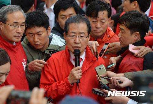 【대구=뉴시스】배훈식 기자 = 제19대 대통령 선거 공식 첫 유세가 시작된 17일 오후 대구 중구 동성로에서 홍준표 자유한국당 대선 후보가 취재진의 질문에 답하고 있다. 2017.04.17.  dahora83@newsis.com