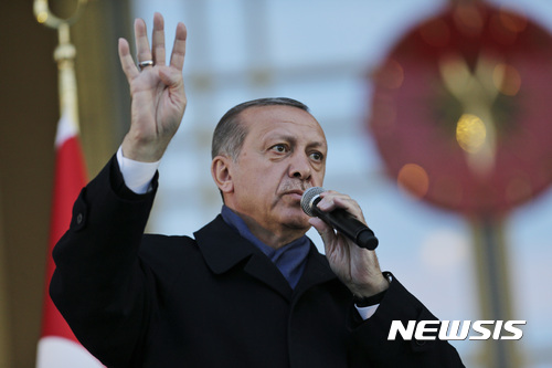 【앙카라=AP/뉴시스】레제프 타이이프 에르도안 터키 대통령이 17일(현지시간) 앙카라 대통령궁 밖에서 개헌 국민투표 승리 축하 연설을 하고 있다. 2017.4.18.