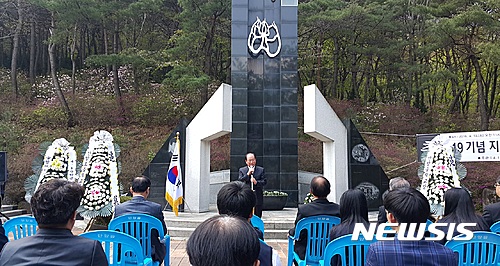  【단양=뉴시스】강신욱 기자 = 충북 단양군과 4·19 추모행사추진위원회는 19일 단양읍 대성산 추모공원에서 지영헌 열사의 넋을 기리는 4·19기념행사를 연다. 사진은 지난해 추모행사. 2017.04.18. (사진=단양군 제공)&nbsp; photo@newsis.com&nbsp;&nbsp;&nbsp;&nbsp; 