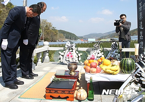 【영동=뉴시스】이성기 기자 = 충북 영동군과 영동문화원은 19일 오전 학산면 봉소리 압치마을에서 4·19혁명 당시 시위 도중 숨진 이기태 열사 추모제를 연다. 사진은 지난해 추모행사. 2017.04.18. (사진=영동군 제공)&nbsp; photo@newsis.com