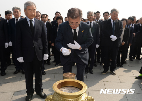 【제주=뉴시스】 문재인 대통령은 오는 3일 열리는 제주 4·3 사건 70년 추념식에서 과거사 해결과 미래 통합을 당부할 전망이다. 이념 문제로 억울하게 떠난 넋을 위로하고, 더 이상의 희생은 없어야 한다는 평화 메시지도 전달할 것으로 보인다. 사진은 지난해 4월 18일 더불어민주당 대선 후보로 선출된 문 대통령이 제주 4·3 평화기념관에서 희생자를 추모하는 모습이다. 2017.04.18. since1999@newsis.com