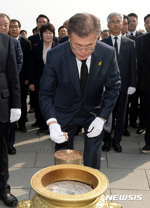 【제주=뉴시스】박영태 기자 = 문재인 더불어민주당 대선후보가 18일 오전 제주특별자치도 제주시 명림로에 위치한 제주 4.3평화공원 위령탑에 유가족과 함께 헌화 참배하고 있다. 2017.04.18. since1999@newsis.com