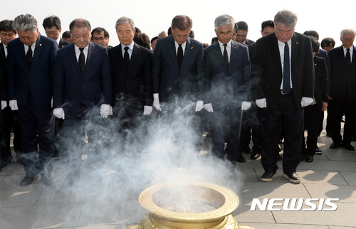 【제주=뉴시스】박영태 기자 = 문재인 더불어민주당 대선후보가 18일 오전 제주특별자치도 제주시 명림로에 위치한 제주 4.3평화공원 위령탑에 유가족과 함께 헌화 참배하고 있다. 2017.04.18. since1999@newsis.com