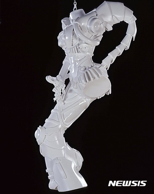 【서울=뉴시스】이불, 사이보그W5, 1999, 플라스틱에 페인팅, 150x55x90cm