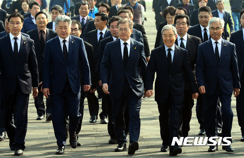 【제주=뉴시스】박영태 기자 = 문재인 더불어민주당 대선후보가 18일 오전 제주특별자치도 제주시 명림로에 위치한 제주 4.3평화공원 위령탑에 유가족과 함께 헌화 참배하기 위해 입장하고 있다. 2017.04.18. since1999@newsis.com