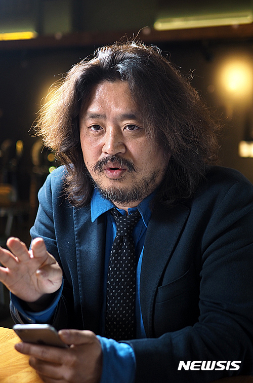 【서울=뉴시스】지난 17일 낮 그가 운영하고 있는 서울 충정로의 카페 '벙커1'에서 김어준과 인터뷰를 가졌다. 그는 최근 대선 개표시스템의 문제를 다룬 다큐멘터리 영화 '더 플랜' 제작자로 나섰다. 2017.4.18(사진=프로젝트 부 제공)&nbsp; photo@newsis.com 