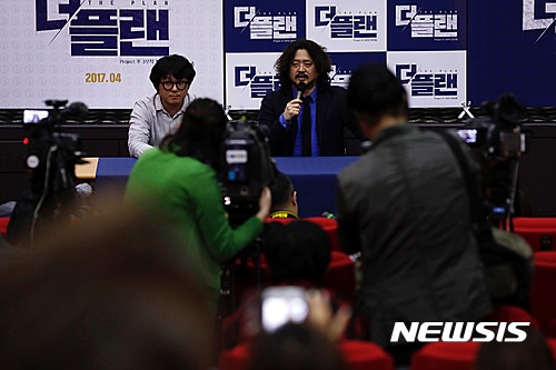 【서울=뉴시스】지난 17일 낮 그가 운영하고 있는 서울 충정로의 카페 '벙커1'에서 김어준과 인터뷰를 가졌다. 그는 최근 대선 개표시스템의 문제를 다룬 다큐멘터리 영화 '더 플랜' 제작자로 나섰다. 사진은 지난 10일 열린 시사회 모습. 2017.4.18(사진=프로젝트 부 제공)&nbsp; photo@newsis.com