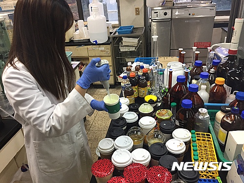 【수원=뉴시스】 경기도보건환경연구원은 시판 중인 녹차음료 58개를 분석한 결과, 소매점보다 카페 제품에서 더 많은 카테킨 성분이 나왔다고 18일 밝혔다. 사진은 녹차음료 성분 분석 장면. 2017.04.18. (사진=경기도보건환경연구원 제공)&nbsp; photo@newsis.com