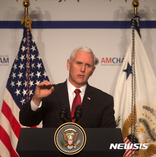 【서울=뉴시스】사진공동취재단 = 마이크 펜스 미 부통령이 18일 서울 용산구 하얏트 호텔에서 주한미국상공회의소 행사에서 기조연설을 하고 있다. 2017.04.18. photo@newsis.com