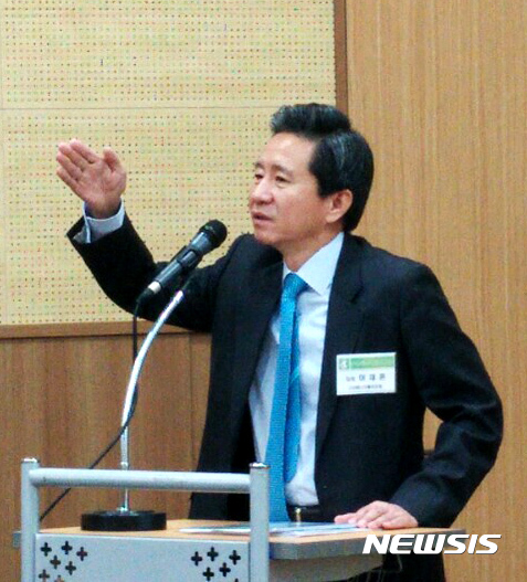 【광주=뉴시스】이창우 기자 = 이재훈 ㈔에너지밸리포럼 대표가 18일 오전 광주 김대중컨벤션센터에서 열린 제4차 포럼에서 '미래 에너지 클러스터 조성을 위한 국가 정책 과제·추진체계(안) 발표를 통해 '5개 분야 15개 중점 국책과제'를 제안하고 있다. 2017.04.18 (사진=에너지밸리포럼 제공) lcw@newsis.com