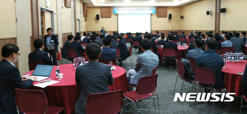 【광주=뉴시스】이창우 기자 = ㈔에너지밸리포럼 주최로 18일 오전 광주 김대중컨벤션센터에서 한국전력공사, 한전KDN, 에너지 관련 협력사·기업, 기관 관계자 등 120여 명이 참석한 가운데 제4차 포럼이 열렸다. 이날 포럼에서는 '에너지산업을 국가 미래 100년 성장 동력으로 발전'시켜 나가야 한다는 주장이 제기돼 주목을 받았다. 2017.04.18 (사진=에너지밸리포럼 제공) lcw@newsis.com