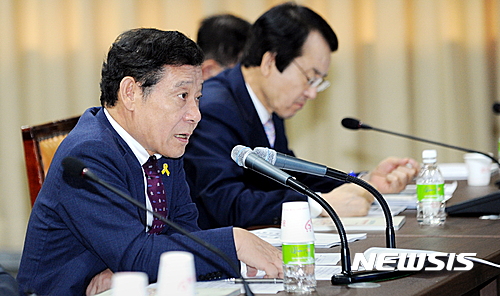 【광주=뉴시스】구길용 기자 = 윤장현 광주시장은 18일 확대 간부회의에서 "전두환·노태우 두 전직 대통령에 대한 대법원의 유죄판결이 20주년을 맞았는데도 여전히 죄를 부인하고 있다"고 주장했다. 2017.04.17. (사진=광주시 제공)&nbsp; kykoo1@newsis.com 