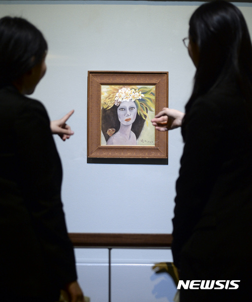 【과천=뉴시스】 최진석 기자 = 18일 경기도 국립현대미술관 과천관에서 관계자가 위작 논란이 일고 있는 '미인도'를 바라보고 있다. 국립현대미술관은 진위 논란이 일고 있는 '미인도'를 이날 언론에 공개 19일부터 '고장품전:균열'을 통해 일반에 공개, '미인도'가 일반에 공개되는 건 26년 만에 처음이다. 2017.04.18.&nbsp; myjs@newsis.com