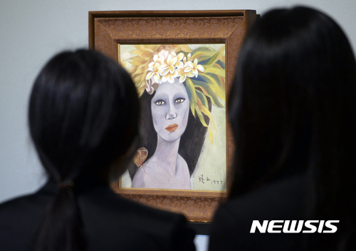 【과천=뉴시스】 최진석 기자 = 18일 경기도 국립현대미술관 과천관에서 관계자가 위작 논란이 일고 있는 '미인도'를 바라보고 있다. 국립현대미술관은 진위 논란이 일고 있는 '미인도'를 이날 언론에 공개 19일부터 '소장품전:균열'을 통해 일반에 공개, '미인도'가 일반에 공개되는 건 26년 만에 처음이다. 2017.04.18.&nbsp; myjs@newsis.com