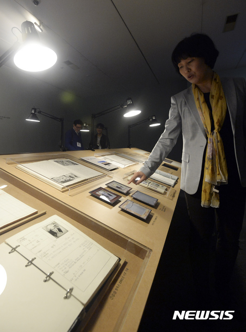 【과천=뉴시스】 최진석 기자 = 18일 경기도 국립현대미술관 과천관에서 관계자가 위작 논란이 일고 있는 '미인도'에 대한 자료를 기자들에게 설명하고 있다. 국립현대미술관은 진위 논란이 일고 있는 '미인도'를 이날 언론에 공개 19일부터 '고장품전:균열'을 통해 일반에 공개, '미인도'가 일반에 공개되는 건 26년 만에 처음이다. 2017.04.18.&nbsp; myjs@newsis.com