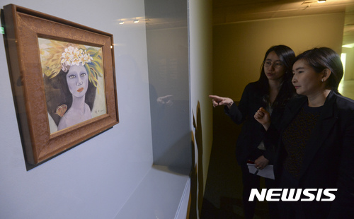 【과천=뉴시스】 최진석 기자 = 18일 경기도 국립현대미술관 과천관에서 관계자가 위작 논란이 일고 있는 '미인도'를 바라보고 있다. 국립현대미술관은 진위 논란이 일고 있는 '미인도'를 이날 언론에 공개 19일부터 '고장품전:균열'을 통해 일반에 공개, '미인도'가 일반에 공개되는 건 26년 만에 처음이다. 2017.04.18.&nbsp; myjs@newsis.com