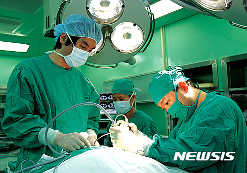 【천안=뉴시스】이종익 기자 = 충남 천안의 단국대학교병원은 18일 건강보험심사평가원이 발표한 '제3차 폐암 적정성 평가'에서 최고 등급인 '1등급'을 받았다고 밝혔다. 사진은 단국대병원 의료진이 폐암환자를 수술하고 있다. 2017.04.18. (사진=단국대병원 제공) photo@newsis.com