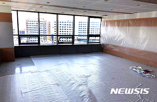 【수원=뉴시스】이정선 기자 = 경기도경제과학진흥원이 수천만원을 들여 이사장 집무실을 마련, 논란이 되고 있다. 사진은 지난 13일 경기경제과학진흥원의 공사 중인 이사장 집무실 모습. 2017.04.18. ppljs@newsis.com