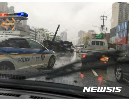 【안양=뉴시스】김지호 기자 = 18일 오후 4시30분께 경기 안양시 동안구 비산동 비산지하차도 인근 서울방면 도로에서 레미콘 차량이 앞서 주행하던 지게차량을 추돌한 뒤 전복돼 차량정체가 빚어졌다. 2017.04.18 (사진=독자 제공) photo@newsis.com