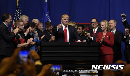 【커노샤=AP/뉴시스】도널드 트럼프 미국 대통령이 지난 2017년 4월18일(현지시각) 위스콘신 주 커노샤의 공구업체 '스냅온'에서 전문직 비자(H-1B) 발급요건 강화 행정명령을 발표했다. 2기 트럼프 정부도 H-1B 비자 발급 요건을 강화할 계획이다. 2025.7.26.