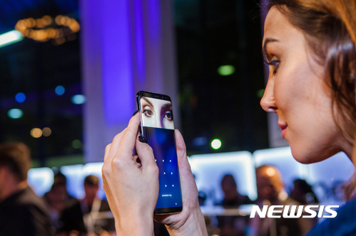 【서울=뉴시스】17일(현지시간) 브라질 상파울루에 위치한 살라 상파울루에서 열린 갤럭시S8·갤럭시S8+ 미디어데이에서 참석자들이 갤럭시 S8의 홍채 인식 기능을 체험하고 있다. 2017.04.19. (사진=삼성전자 제공) photo@newsis.com