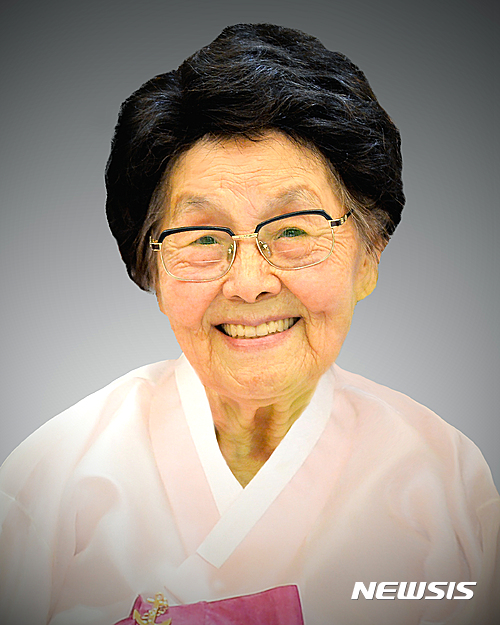 【서울=뉴시스】해군 창설자인 故 손원일 초대 해군참모총장의 아내인 홍은혜 여사가 19일 오전 8시4분 100세의 일기로 별세했다. 고인은 손 제독이 해군의 전신인 해방병단(海防兵團)을 창설하는 과정에서 해군과 해병들을 위해 헌신, '해군의 어머니'라는 수식어를 얻었다. 2017.04.19. (사진=해군 제공)&nbsp; photo@newsis.com