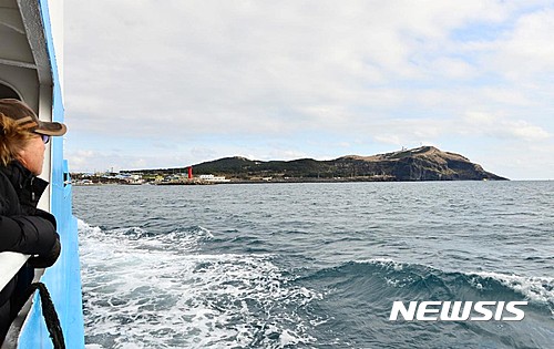 【제주=뉴시스】강정만 기자 = 제주특별자치도 세계유산본부(본부장 김홍두)는 18일 열린 제16차 국가지질공원위원회에서 제주도가 국가지질공원으로 재인증 됐고, 우도와 비양도가 대표 지질명소로 추가됐다고 19일 밝혔다. 사진은 바다에서 바라본 우도. 2017.04.19 (사진= 제주시청 제공). photo@newsis.com