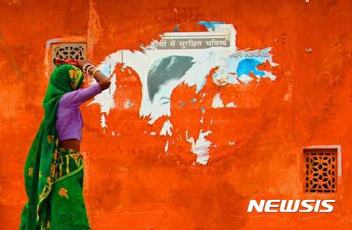 【서울=뉴시스】대한민국국제포토페스티벌(KIPF2017, 조직위원장 은효진, 주관 - 하얀나무, APC뉴스)이 오는 5월19일부터 한국최고의 복합문화공간인 서울 서초동 예술의 전당 한가람디자인미술관에서 아트페어형식으로 열린다. 올해로 4회째를 맞이하는 대한민국국제포토페스티벌은 전시 주제는 ‘사진의 반란’(Rebellion of Photo)으로 사물의 기록이라는 본원적인 숙명에서 탄생한 사진이 현대미술과의 융합과 분열과정을 통해 변모해가며 예술로서의 지위를 확보해가는 시대상속에 동시대 사진가들의 실험적인 방황을 통해 미래로 향하는 시선을 더듬어보는 취지로 기획되었다. 서울에서 열리는 대규모 사진축제로는 손에 꼽히는 사진전, 2017년 '대한민국국제포토페스티벌(Korea International Photo Festival 2017)'은 다큐멘터리부터 컨템포러리한 사진까지 현대사진을 한눈에 관통해 볼 수 있는 100여명의 사진가들의 작품 700여점이 전시되어 다채로운 시각예술의 향연을 펼친다. 특히, 이번 페스티벌은 사진을 판매하는 아트페어형식으로 진행되어 전시된 모든 작품을 직접 구매할 수 있어 사진애호가들에게는 착한 가격에 작품을 소장할 수 있는 흔치 않는 기회가 주어진다. 사진은 이상운 作 '단상(斷想)'. 2017.04.19. (사진=하얀나무 제공) photo@newsis.com