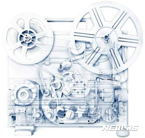 【서울=뉴시스】대한민국국제포토페스티벌(KIPF2017, 조직위원장 은효진, 주관 - 하얀나무, APC뉴스)이 오는 5월19일부터 한국최고의 복합문화공간인 서울 서초동 예술의 전당 한가람디자인미술관에서 아트페어형식으로 열린다. 올해로 4회째를 맞이하는 대한민국국제포토페스티벌은 전시 주제는 ‘사진의 반란’(Rebellion of Photo)으로 사물의 기록이라는 본원적인 숙명에서 탄생한 사진이 현대미술과의 융합과 분열과정을 통해 변모해가며 예술로서의 지위를 확보해가는 시대상속에 동시대 사진가들의 실험적인 방황을 통해 미래로 향하는 시선을 더듬어보는 취지로 기획되었다. 서울에서 열리는 대규모 사진축제로는 손에 꼽히는 사진전, 2017년 '대한민국국제포토페스티벌(Korea International Photo Festival 2017)'은 다큐멘터리부터 컨템포러리한 사진까지 현대사진을 한눈에 관통해 볼 수 있는 100여명의 사진가들의 작품 700여점이 전시되어 다채로운 시각예술의 향연을 펼친다. 특히, 이번 페스티벌은 사진을 판매하는 아트페어형식으로 진행되어 전시된 모든 작품을 직접 구매할 수 있어 사진애호가들에게는 착한 가격에 작품을 소장할 수 있는 흔치 않는 기회가 주어진다. 사진은 막스 데 에스테반(스페인) 作 'Max de Esteban'. 2017.04.19. (사진=하얀나무 제공) photo@newsis.com