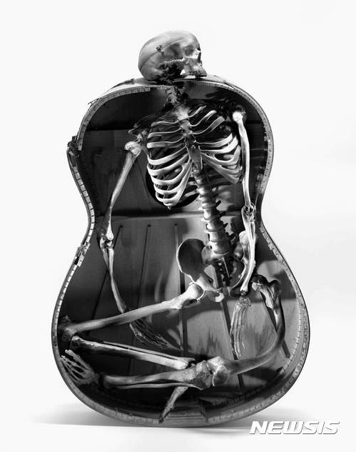 【서울=뉴시스】대한민국국제포토페스티벌(KIPF2017, 조직위원장 은효진, 주관 - 하얀나무, APC뉴스)이 오는 5월19일부터 한국최고의 복합문화공간인 서울 서초동 예술의 전당 한가람디자인미술관에서 아트페어형식으로 열린다. 올해로 4회째를 맞이하는 대한민국국제포토페스티벌은 전시 주제는 ‘사진의 반란’(Rebellion of Photo)으로 사물의 기록이라는 본원적인 숙명에서 탄생한 사진이 현대미술과의 융합과 분열과정을 통해 변모해가며 예술로서의 지위를 확보해가는 시대상속에 동시대 사진가들의 실험적인 방황을 통해 미래로 향하는 시선을 더듬어보는 취지로 기획되었다. 서울에서 열리는 대규모 사진축제로는 손에 꼽히는 사진전, 2017년 '대한민국국제포토페스티벌(Korea International Photo Festival 2017)'은 다큐멘터리부터 컨템포러리한 사진까지 현대사진을 한눈에 관통해 볼 수 있는 100여명의 사진가들의 작품 700여점이 전시되어 다채로운 시각예술의 향연을 펼친다. 특히, 이번 페스티벌은 사진을 판매하는 아트페어형식으로 진행되어 전시된 모든 작품을 직접 구매할 수 있어 사진애호가들에게는 착한 가격에 작품을 소장할 수 있는 흔치 않는 기회가 주어진다. 사진은 올리비에트리옹(Olivier Trillon, 프랑스) 作 'Partitions Absurdes'. 2017.04.19. (사진=하얀나무 제공) photo@newsis.com