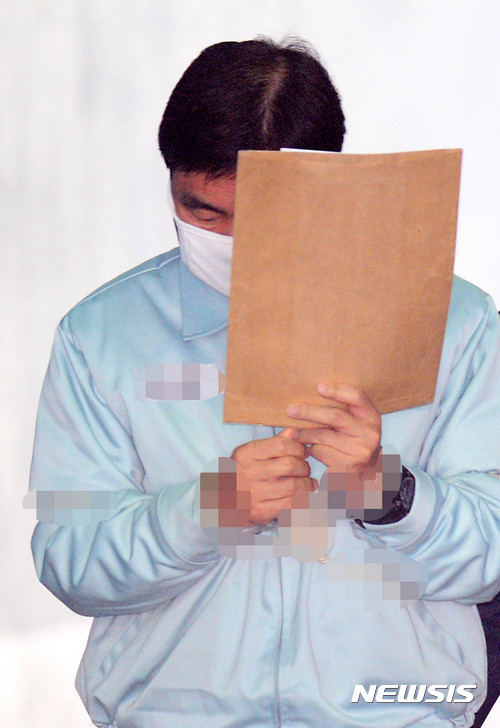 【서울=뉴시스】추상철 기자 = 진경준 전 검사장이 19일 오후 서울 서초구 서울중앙지방법원에서 '넥슨 공짜 주식'과 관련한 항소심 2차공판에 출석하기 위해 호송차서 내려 법정으로 향하고 있다. 2017.04.19.&nbsp; scchoo@newsis.com