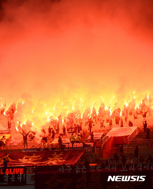 【서울=뉴시스】김진아 기자 = 19일 오후 서울 마포구 서울월드컵경기장에서 열린 2017 KEB 하나은행 FA컵 32강전 FC서울과 FC안양의 경기, 안양 서포터즈가 섬광탄 응원을 펼치고 있다. 2017.04.19.&nbsp;&nbsp; bluesoda@newsis.com 