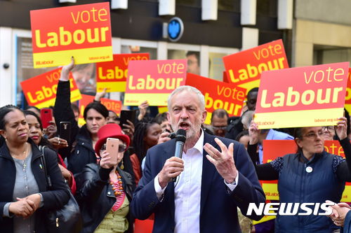【크로이던=AP/뉴시스】제러미 코빈 영국 노동당 대표가 19일(현지시간) 런던 남부 크로이던에서 지지자들과 만나 연설하고 있다. 2017.4.21.