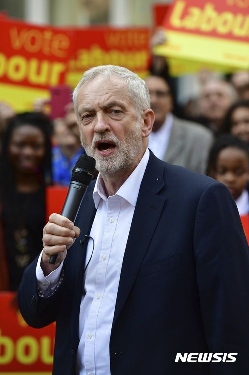 【런던=AP/뉴시스】제러미 코빈 영국 노동당 당수가 19일(현지시간) 런던에서 오는 6월 8일 치러지는 조기총선과 대해 연설하고 있다.2017.04.20 