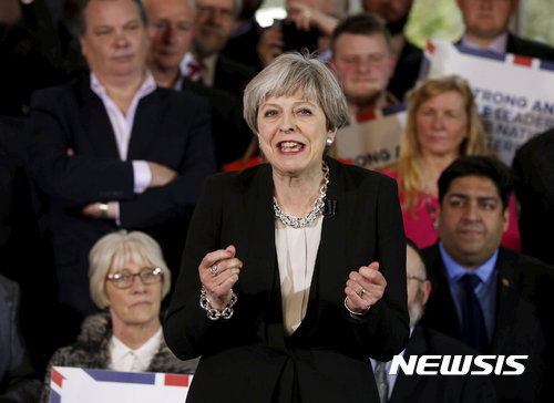 【볼튼=AP/뉴시스】테리사 메이 영국 총리가 영국 잉글랜드 지역 볼튼에서 19일(현지시간) 조기총선에 관해 연설하고 있다. 2017.04.20&nbsp; 