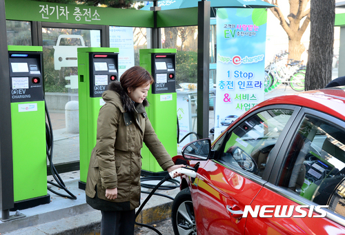 【나주=뉴시스】이창우 기자 ='전기차 보급률 전남 1위'를 자랑하는 나주시가 올해 전기차 124대를 추가로 보급한다. 나주시는 오는 9일부터 20일까지 저탄소 녹색도시 실현을 위한 '2018년 전기자동차 민간보급사업' 신청 대상자를 모집한다고 2일 밝혔다. (사진=뉴시스DB) lcw@newsis.com