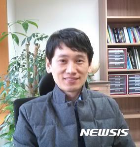 【포항=뉴시스】강진구 기자 = 포스텍(총장 김도연)은 환경공학부 민승기(사진) 교수팀이 저위도지역에서 나타나는 해들리순환의 팽창 원인이 인간이 생성해 배출한 ‘프레온가스’로 불리는 염화불화탄소 등의 오존층 파괴물질이라는 점을 처음으로 규명했다고 20일 밝혔다.2017.04.20.(사진=포스텍 제공)&nbsp; photo@newsis.com 