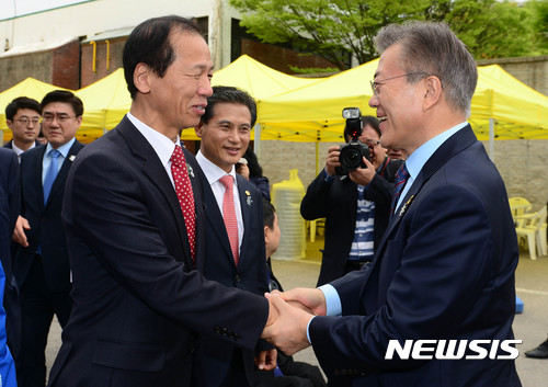 【춘천=뉴시스】 박영태 기자= 문재인 (오른쪽)더불어민주당 대통령후보가 20일 오전 강원 춘천시 강원대 백령아트센터에 도착, 최문순 강원도지사와 악수하고 있다. 2017.04.20.   photo@newsis.com 