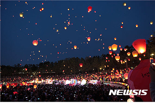 【대구=뉴시스】정창오 기자 = 자료사진. 대구시 달서구 두류야구장에서 열리는 '소원풍등 날리기 행사'가 대구의 대표적 축제로 떠올랐다. 사진은 지난해 풍등행사 장면이다. 뉴시스DB. 2018.10.11. photo@newsis.com