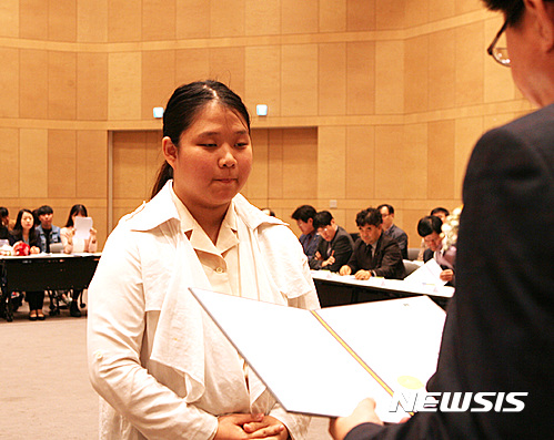 【대전=뉴시스】대전대 중등특수교육과 유서영씨가 지난해 장학증서를 받고 있다.(사진=대전대 제공)